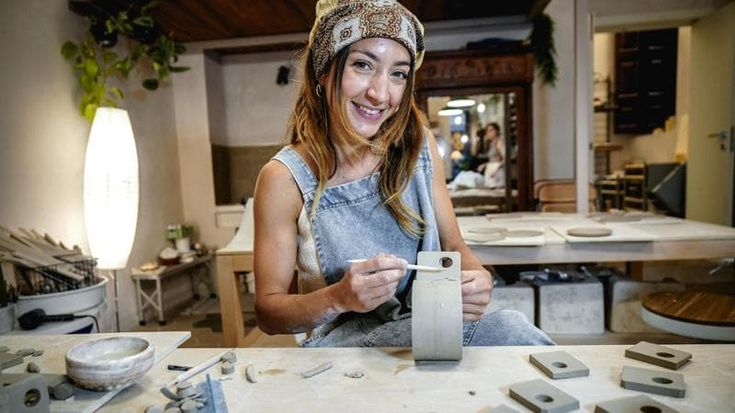 Nel Quadrilatero sfida gli Airbnb: Isabella apre una bottega di ceramica