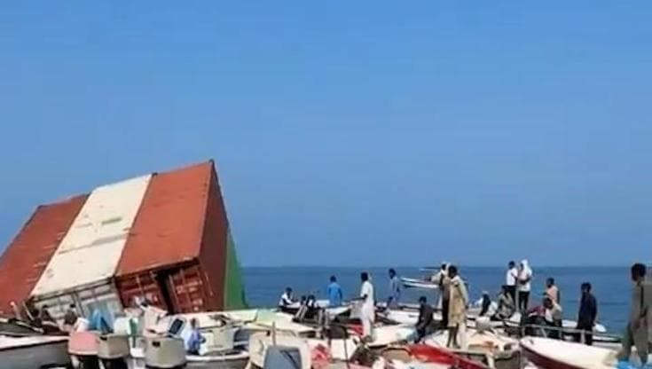 Nave affonda nello Stretto di Hormuz: iPhone e profumi galleggiano tra i resti del cargo