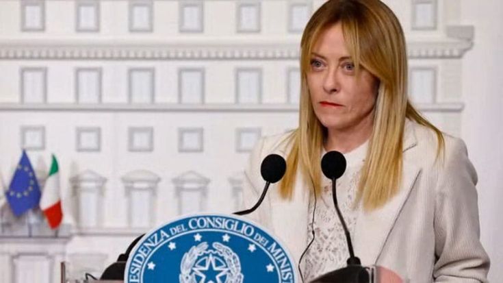 La benzina. Il governo verso un decreto sulle accise. Il greggio supera quota 100