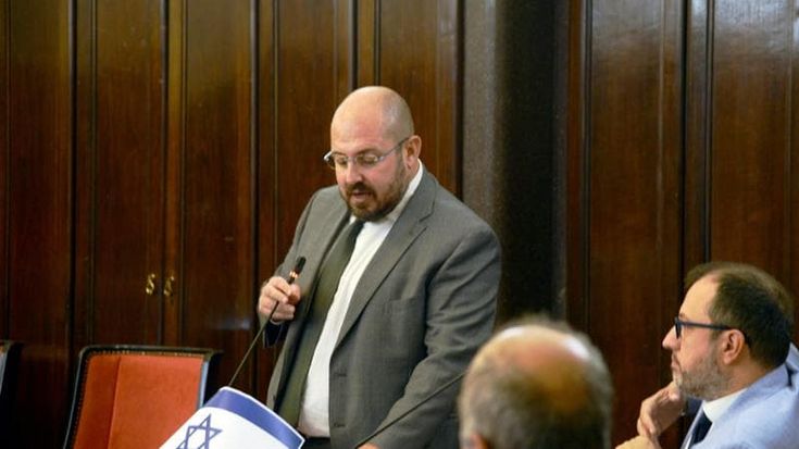 Il consigliere forzista De Chirico segue la Commissione guidando in autostrada e insulta la collega che lo riprende: “Stai zitta, che ca..o dici”