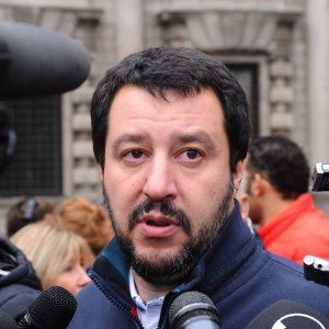 Brescia, Salvini al congresso della Lega: "Basta fiaccolate si devono chiudere le frontiere"