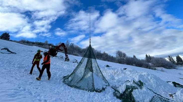 Il caldo scioglie tutto e la neve per le piste arriva in elicottero