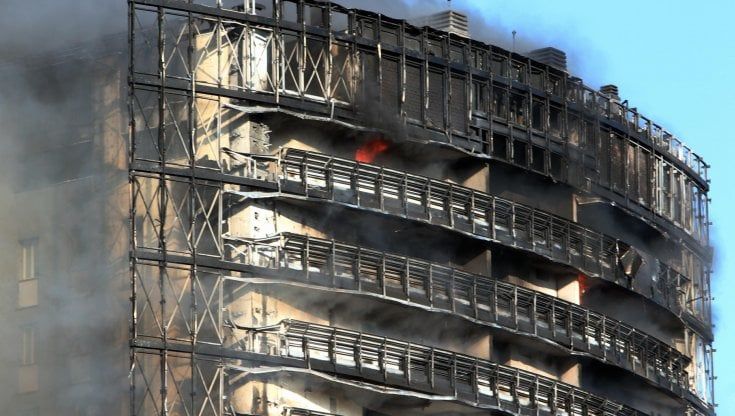 Incendio Milano, sequestrata l'area della torre e perquisiti gli uffici dei costruttori