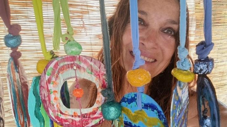 Marina Suma: “I grandi registi mi ignorano perché non sono raccomandata. Jerry Calà mi corteggiava anche fuori dal set di Sapore di mare. Amo recitare e vendere i miei monili a Salina”