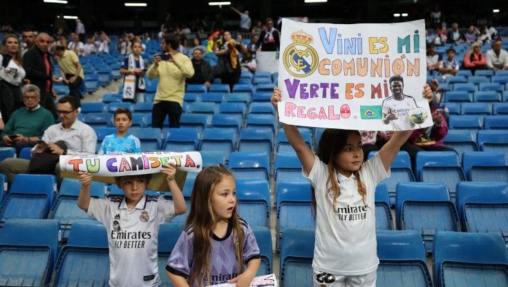 Il Real Madrid risponde al razzismo: tutti in campo con la maglia di Vinicius