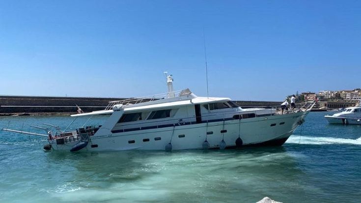 Falla in uno yacht di 24 metri a Marina di Camerota, salvate 10 persone