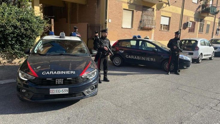 Rapina violenta nel Pavese: coppia di 63enni aggredita a calci e pugni nel cortile di casa
