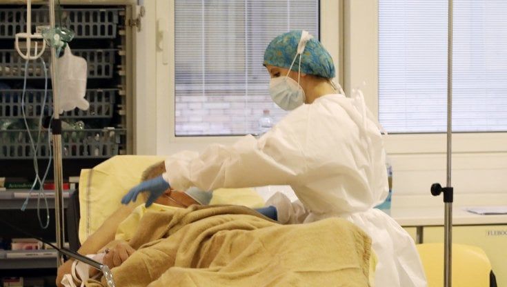 Covid, 1566 casi e 47 decessi: in lieve calo la pressione sugli ospedali