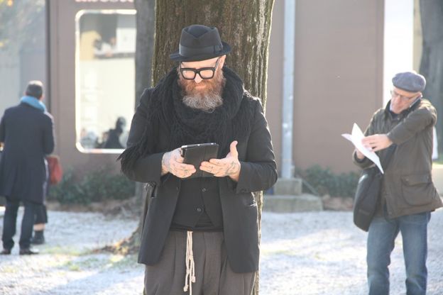 Pitti, un occhio al look e l'altro allo smartphone
