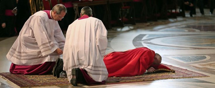 Predicatore del Papa: scandalose le mancate rinunce agli stipendi d'oro