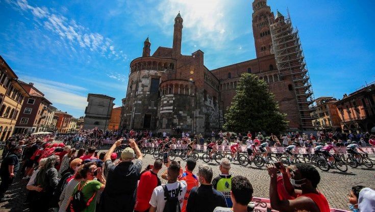 Giro d'Italia, è così bello ritrovarsi sulla strada, e aspettare, aspettare i corridori. Un attimo, un ronzio