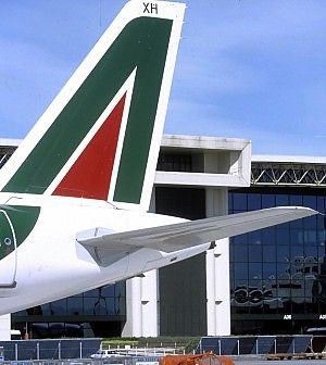 L'Ue avverte il governo: "Vigilate su Alitalia-Etihad"