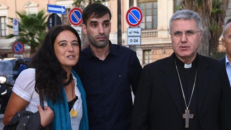 Condannato come scafista e graziato da Mattarella, sposa la ex presidente dell’ong Mediterranea