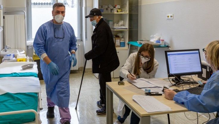 Nipoti in fila con i nonni all'ospedale Sacco dove iniziò la lotta al virus