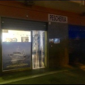Foggia, bomba carta contro una pescheria: torna l'ombra del racket