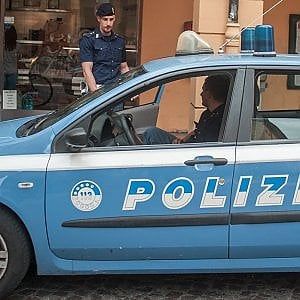 Lecce, picchia e minaccia di morte l'ex compagna e la sua figlia di 15 anni: arrestato 