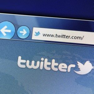 Twitter sospende 636,000 account per "estremismo violento"