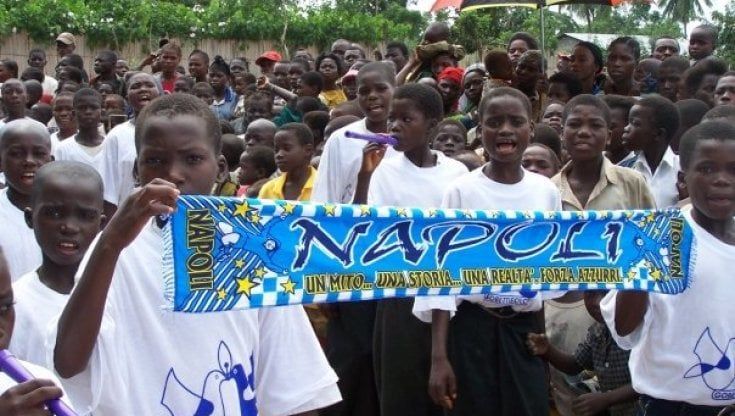 Don Fabio lancia l'inno dall'altare e don Felix saluta i piccoli tifosi del Congo