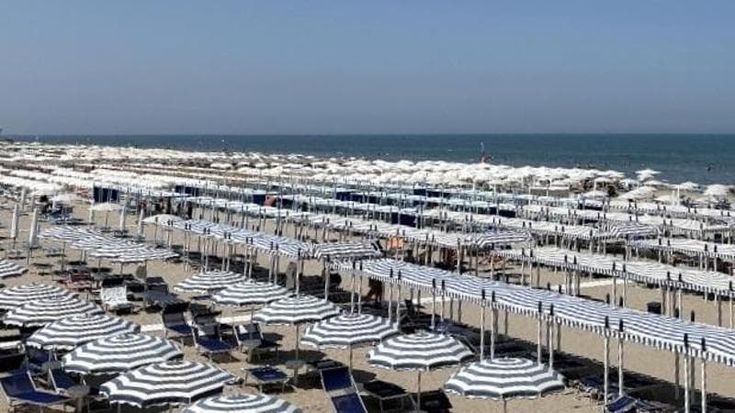 Riviera, la crisi degli stabilimenti: pieni gli hotel, ma non le spiagge