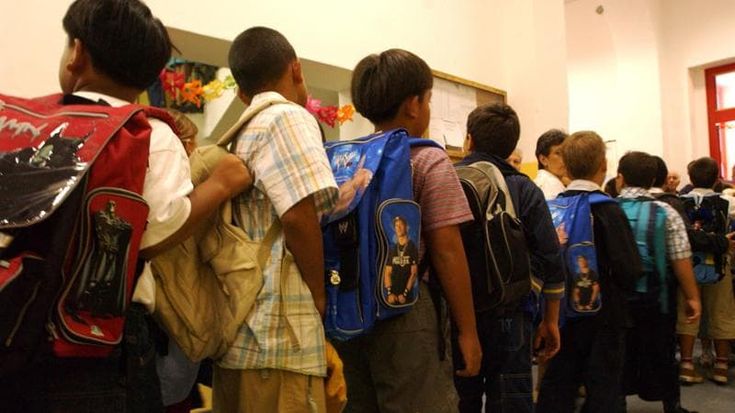 Scuola, la stretta sugli stranieri e il no della Toscana: “Populismo”