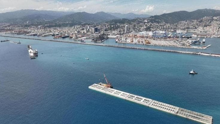 Genova, caporalato nel cantiere per i cassoni della nuova diga: otto persone in carcere
