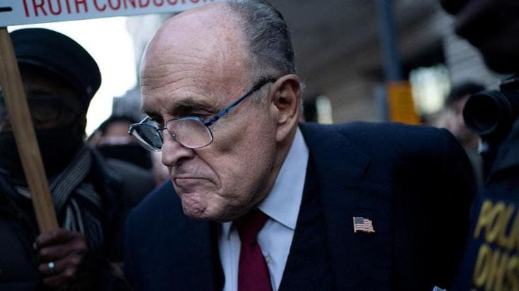 Rudy Giuliani: “Trump è un vero leader. L’immagine di lui che invita i fan a lottare cambierà la campagna elettorale”