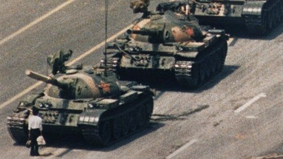È morto l'autore di uno degli scatti più famosi della storia: Charlie Cole fotografò il coraggio dello sconosciuto di Piazza Tienanmen