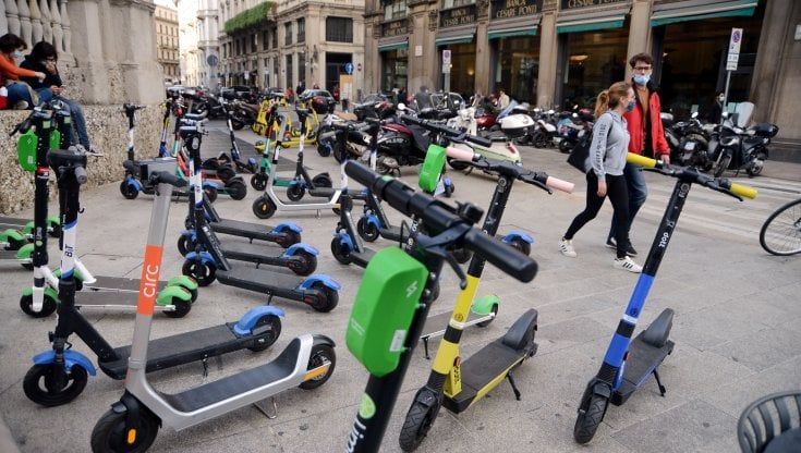 Parigi boccia i monopattini a noleggio, Bologna non li ha mai voluti. Ma è boom di bici 