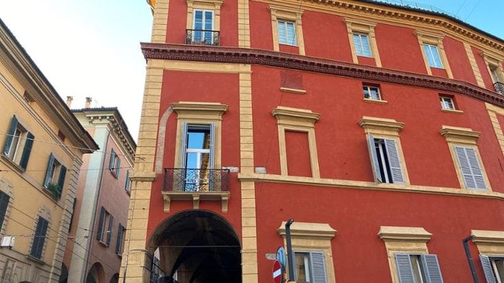 L’esperto: “Anche nel 2024 la tendenza sarà quella dei colori accesi, dal verde all’arancione, per un fenomeno di infantilizzazione”