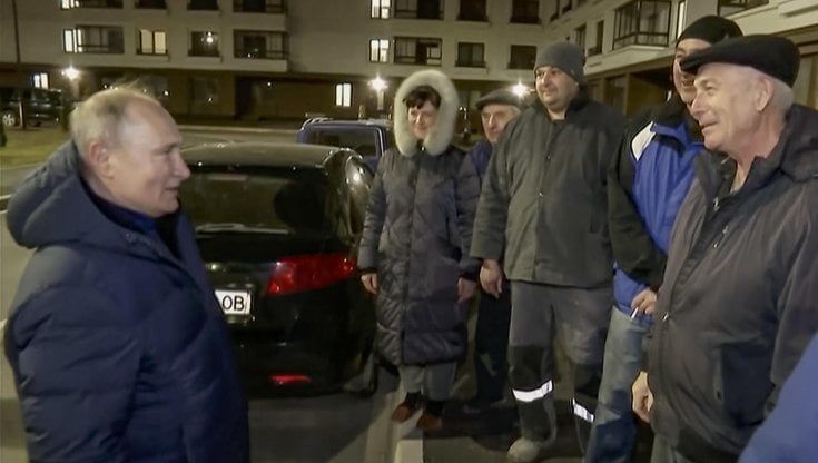 L'ospedale, il teatro, il condominio: i luoghi simbolo scelti per il viaggio-sfida di Putin nella città martire Mariupol