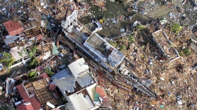 Tifone Haiyan, Filippine in ginocchio