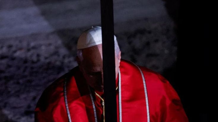 La Via Crucis del Papa: “Chi avvia la guerra ne risponderà a Dio”