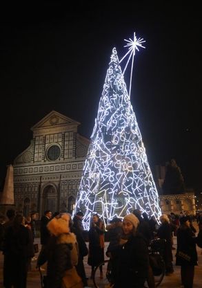 Firenze, gli alberi d'autore illuminano piazza Santissima Annunziata e Santa Maria Novella 