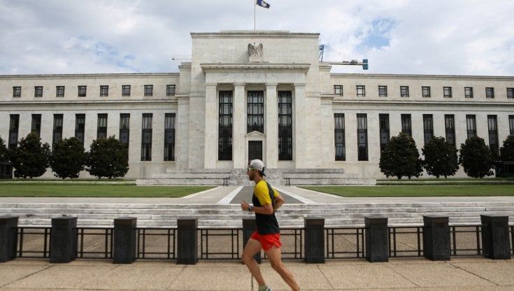 Le Borse di oggi, 2 maggio. I listini superano il "flash crash" di metà mattina, ma chiudono in calo: preoccupano Cina e Fed