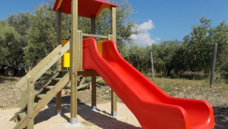 Bimbo cade dallo scivolo rotto, il papà lo aggiusta da solo 