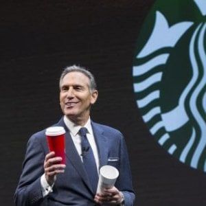 Howard Schultz lascia la presidenza di Starbucks. Sarà l'anti-Trump?