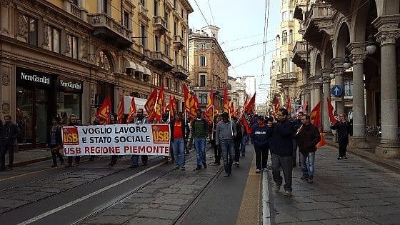 Giornata difficile, sciopero Usb per tram, bus e servizi comunali: "Adesione al 60%". Metrò regolare