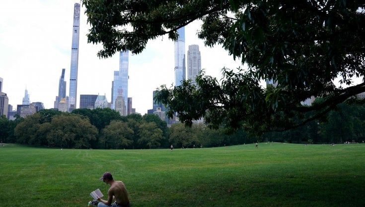 New York, cento dollari a chi si vaccina. Biden: obbligo per i dipendenti federali