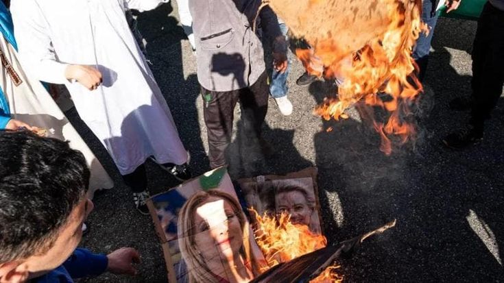 Foto di Meloni in fiamme al corteo pro Pal, FdI attacca. La comunità islamica: “Gesto da condannare”