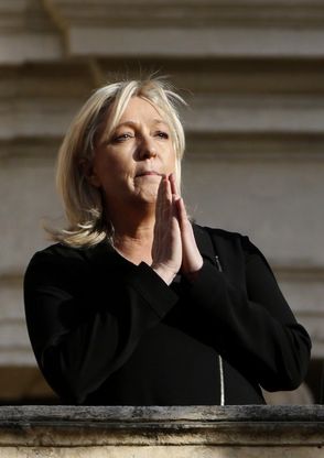 Francia, Marine Le Pen scende in piazza a Beaucaire
