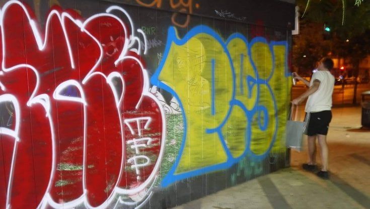 Bari, difende opera di street art dai vandali e viene colpito in testa con una bottiglia di vetro: fotografo ferito