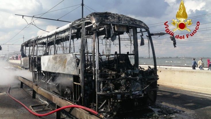 Venezia, bus in fiamme sul Ponte della Libertà: città isolata e traffico bloccato 