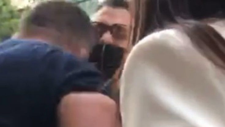 Lite per la mascherina all'outlet: insulti ai vigilantes e testata a un cliente