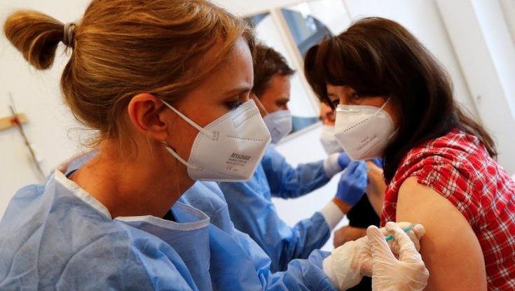 Vaccino, prenotazioni per i 40enni ma gli appuntamenti a giugno