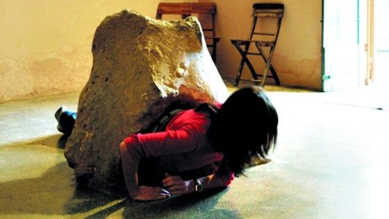 Il mistero della pietra della fertilità custodita in una chiesa: nel Salento il culto è millenario