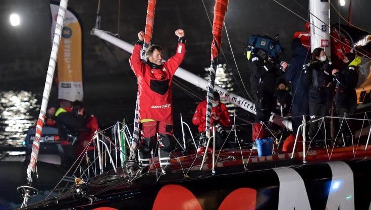 Vela, Vendée Globe al cardiopalma: vince il terzo classificato, premiato per aver soccorso un concorrente 