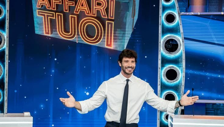 “Affari tuoi”, tornano i pacchi e il Paese può continuare a sognare