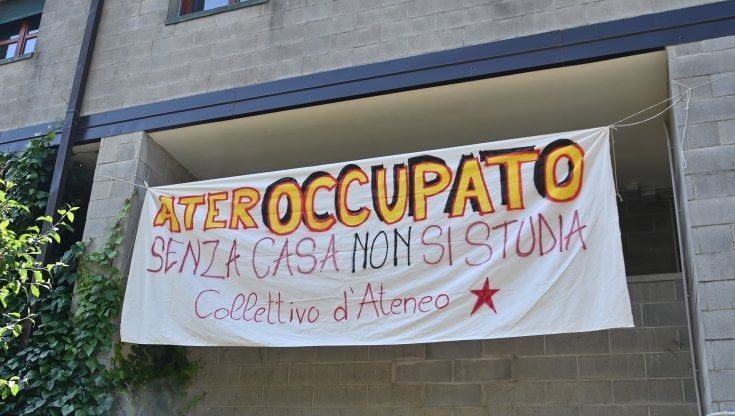 “Senza casa non si studia”: gli studenti del Collettivo occupano l’Ater di viale Morgagni