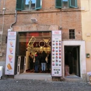 Degrado a Trastevere, pubblicit&agrave; monstre. Cos&igrave; finisce la storia di Edicola Notte