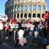 Morte al Colosseo, il giorno nero del ministro Giuli: prima prende tempo, poi si arrende allo stop